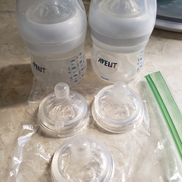 Baby bottles and sippy cup - Picture 4 of 4